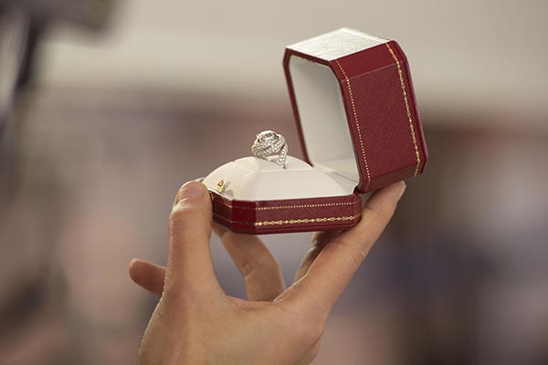 Cartier 經典紅盒與鑽石戒指。
